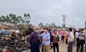 Video: Dân Bắc Ninh bức xúc, chặn xe đổ trộm rác thải công nghiệp