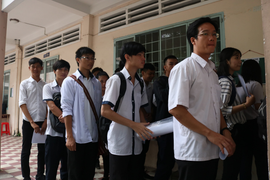 Học sinh TP.HCM đi học phải ngồi cách nhau 2m hoặc có vách ngăn