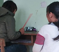 Bi hài họp phụ huynh trực tuyến: Người ngủ ngáy, người cầm roi bắt con ngồi cạnh