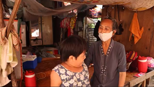 Xót cảnh 2 bà cháu sống trong lều nát cạnh chuồng gà giữa đất Sài Gòn