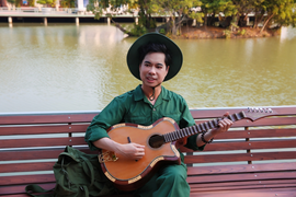 Ngọc Sơn xúc động đến viếng cây đại thụ của đờn ca tài tử