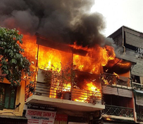 Nhà 2 tầng trên phố cổ Hà Nội bùng cháy trở lại sau 2 ngày phát hỏa