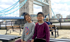 Hai em nhỏ Việt Nam gửi tặng nước Anh 20.000 khẩu trang