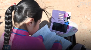 Video: Bé gái 9 tuổi học trực tuyến giữa sa mạc Mông Cổ