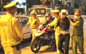 Quật ngã 'quái xế' tông thẳng vào lực lượng chống đua xe ở Đà Nẵng