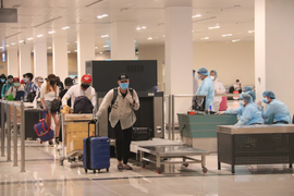 Ảnh: Đưa 105 công dân Việt Nam trở về từ Indonesia vào khu cách ly tại Sóc Trăng