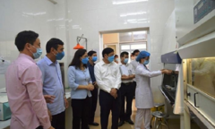 Một loạt tỉnh thành 'đàm phán' giảm giá máy xét nghiệm COVID-19
