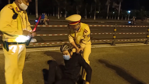 Video: 'Quái xế' phi thẳng xe vào CSGT nhưng bị quật ngã tại chỗ