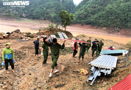 Ảnh: Công an vượt đồi giúp dân Sơn La sửa chữa hàng trăm ngôi nhà bị tốc mái