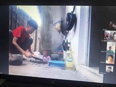 Bi hài học trực tuyến: Đang học nam sinh bị mẹ bắt nhặt rau, thái thịt nấu cơm