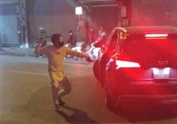 Sau va chạm giao thông, 2 tài xế gọi người ra choảng nhau