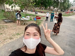 Vợ Đăng Khôi xúc động khi gặp chồng và con trai 5 phút ở khu cách ly