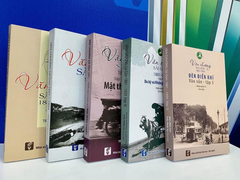 Có gì trong cuốn sách 'Văn vần: Đèn điển khí'?