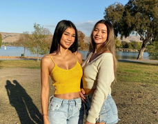 Ảnh: Các bà mẹ trẻ và nóng bỏng đến mức bị nhầm là chị của con