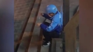 Cảm động cảnh shipper vừa khóc vừa ăn bánh sinh nhật từ người lạ