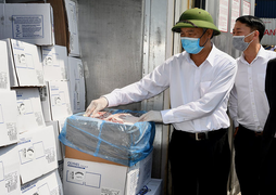 Thịt lợn 60 ngàn/kg, 50.000 tấn nhập cảng, Thứ trưởng đi kiểm hàng