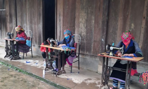 Phụ nữ dân tộc Mông ở Mù Cang Chải may khẩu trang tại nhà chống dịch COVID-19