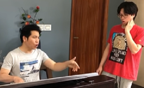 Video: 'Ông hoàng nhạc đỏ' Trọng Tấn dạy con trai luyện thanh buổi đầu tiên