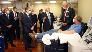 Không đeo khẩu trang thăm cơ sở y tế, Phó Tổng thống Mỹ bị chỉ trích