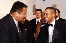 Muhammad Ali từng đấm Tiger Woods trong khách sạn