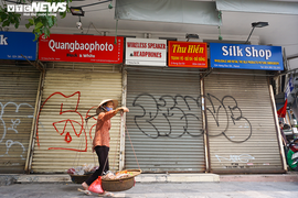 Một tuần sau khi hết cách ly, cả dãy phố ở Hà Nội vẫn không buồn mở cửa