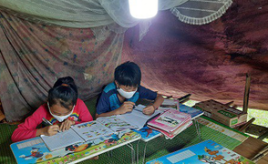 Học trò người Mông lên núi 'hứng' sóng 3G học trực tuyến