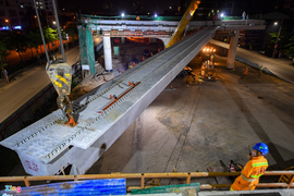 Công nhân xuyên đêm lắp đặt dầm thép khổng lồ hợp long cầu cạn đường vành đai 3