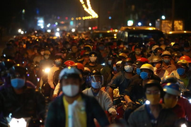 Cửa ngõ nhiều thành phố lớn tắc nghẽn vì người dân đổ về quê nghỉ lễ