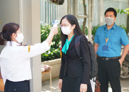 Trường học chia ca, lắp vách ngăn đảm bảo giãn cách khi học sinh quay lại trường