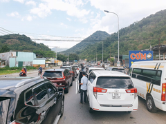 Hàng trăm ô tô 'chôn chân' nhiều giờ trên đường đến TP Đà Lạt