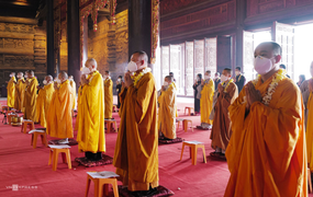 Tăng ni đeo khẩu trang dự lễ Phật đản ở ngôi chùa lớn nhất Việt Nam
