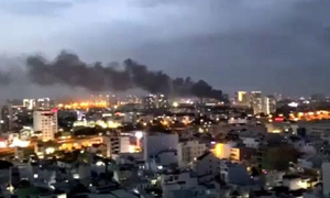 100 cảnh sát dập tắt đám cháy trong khu chế xuất Tân Thuận