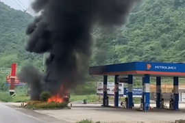 Xe tải phát hỏa sát cây xăng, tài xế nhanh trí đánh lái ra xa