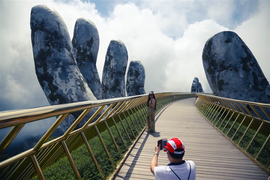 Du khách hào hứng trong ngày đầu Bà Nà Hills đón khách trở lại