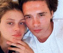 Con trai Beckham tình tứ bên bạn gái mỹ nữ trong lúc tự cách ly