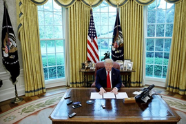 Tổng thống Trump lần đầu tiên rời Nhà Trắng sau 1 tháng