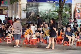 Dân Thủ đô không đeo khẩu trang tụ tập trà đá vỉa hè bất chấp dịch COVID-19