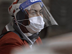 Đồng phục hàng không 'kỳ dị' chỉ có trong đại dịch COVID-19