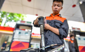 Giá rớt thảm, 'đại gia' xăng dầu ôm lỗ nặng