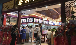 Dân Vũ Hán đổ xô đi ăn mỳ sau đại dịch COVID-19