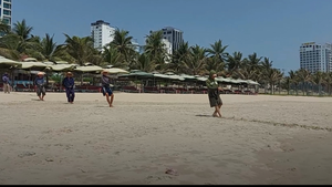 Bãi biển Đà Nẵng vắng bóng người, ngư dân tranh thủ kéo lưới