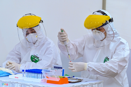 Một trường hợp sốt, gần 600 người phải cách ly: Kết quả test nhanh ra sao?