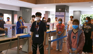 Trường học TP.HCM chăng dây, dán giấy đánh dấu học sinh ngày trở lại