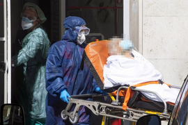 Số người chết vì COVID-19 ở Italy tăng vọt, Pháp gia hạn tình trạng khẩn cấp 