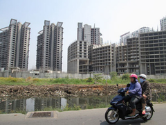 Ngân hàng rao bán ô tô, máy móc, cả vỏ bình gas để thu hồi nợ