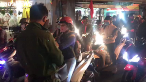 Trốn nắng, dòng người về TP.HCM vào buổi tối vẫn chôn chân ở phà Cát Lái