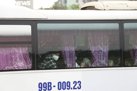 Ùn tắc kéo dài hàng km ở cao tốc Pháp Vân, khách mệt mỏi chờ được xuống xe