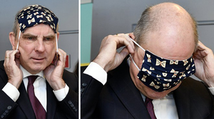 Video: Phó Thủ tướng Bỉ loay hoay đeo khẩu trang