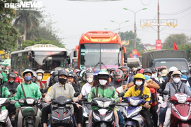 Người dân ùn ùn trở về sau kỳ nghỉ lễ, cửa ngõ Hà Nội, TP.HCM kẹt cứng
