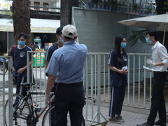 Ngày đầu tiên đi học: Tưởng đi nhầm vào sân bay, vách ngăn 'chia đôi tình bạn'